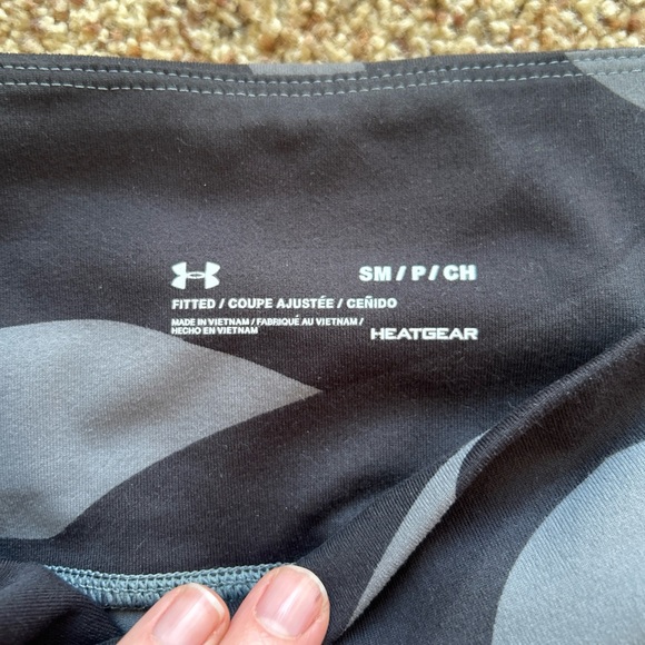 Under Armour women’s heat gear, midrise/fitted black/gray camo leggings - Picture 4 of 6